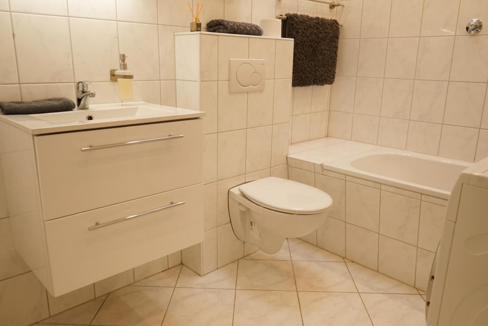 Moeblierte 3-Zimmer-Wohnung Nahe Duesseldorf In Duisburg-Sued Esterno foto